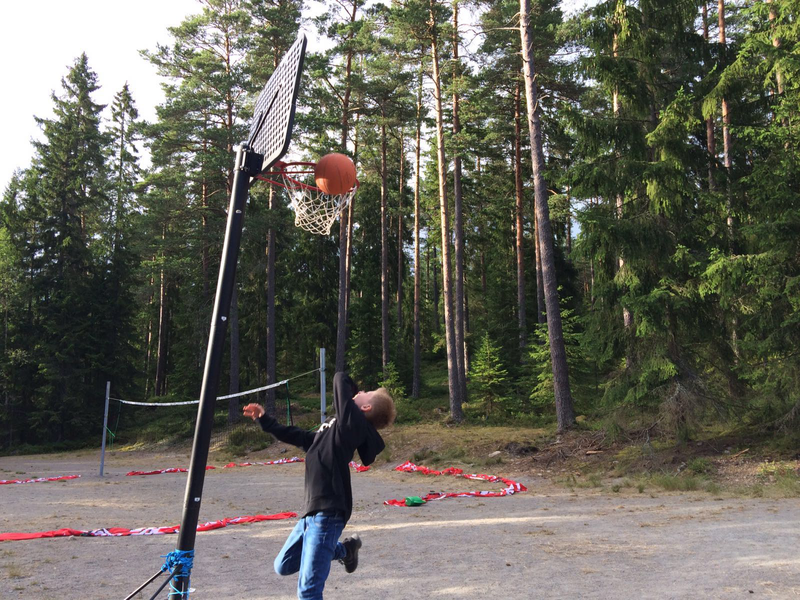 Zwergenkönig Jan nutzt die Gunst und trainierte heimlich Basketball.