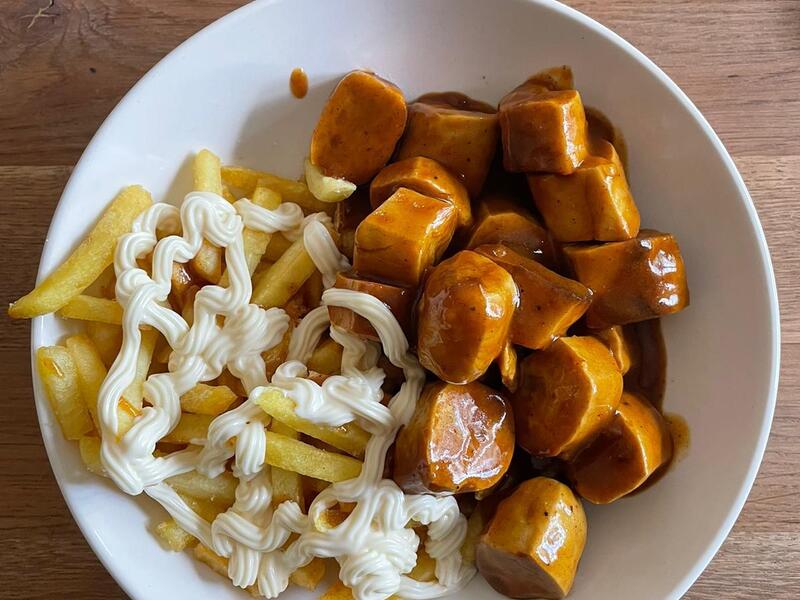 Pommes Currywurst mit Mayo