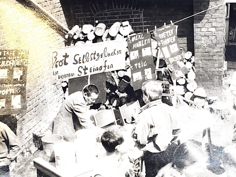 Eine seltene Archivaufnahme bezeugt den Brotverkauf auf dem Wochenmarkt